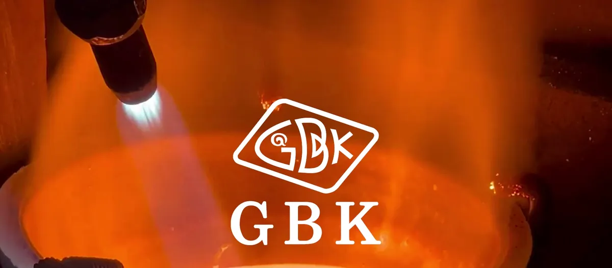 GBK 로고가 비치는 금 용해 장면